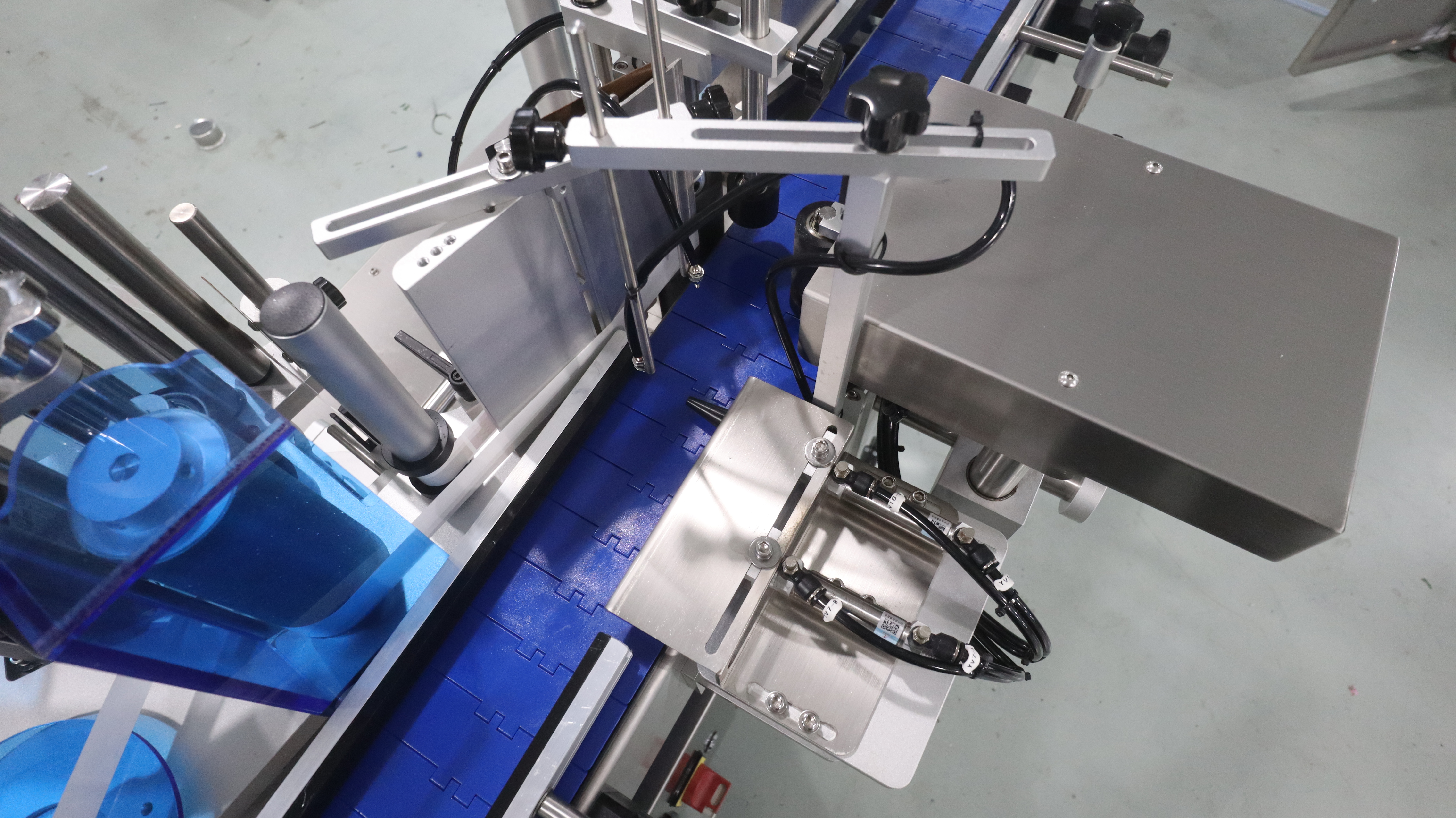 分頁(yè)平面貼標機