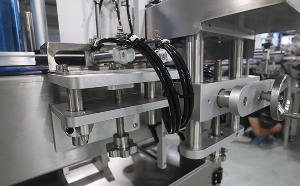 不干膠貼標機,貼標機,全自動(dòng)貼標機廠(chǎng)家