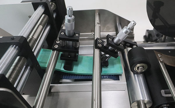 全自動(dòng)分頁(yè)平面貼標機,平面貼標機,全自動(dòng)貼標機