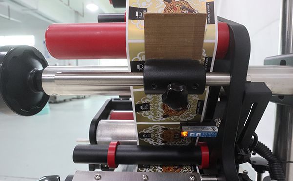 平面貼標機,貼標機,全自動(dòng)貼標機