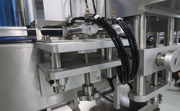 不干膠貼標機,自動(dòng)貼標機,全自動(dòng)貼標機