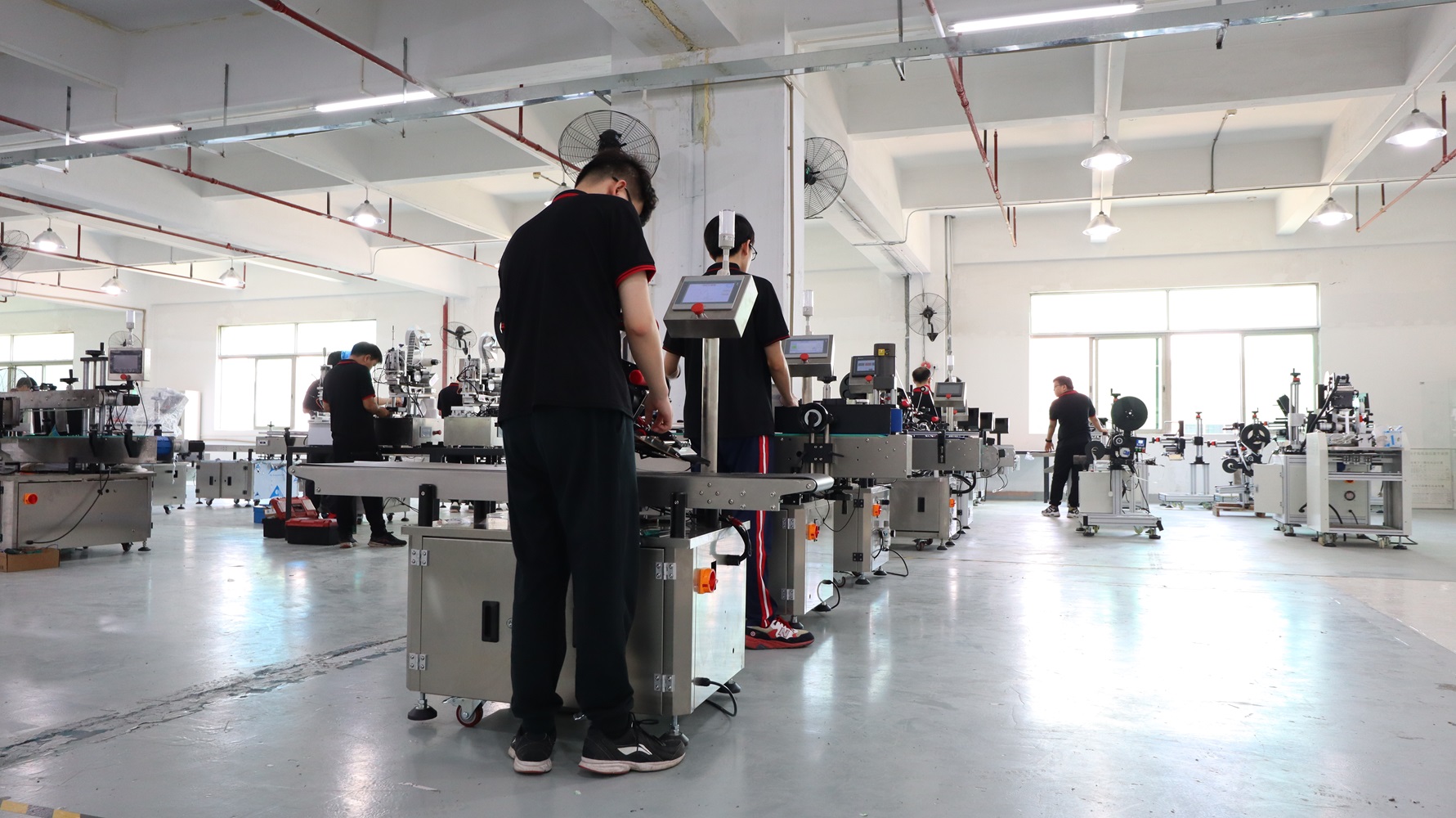 全自動(dòng)轉角貼標機,轉角貼標設備,轉角貼標機