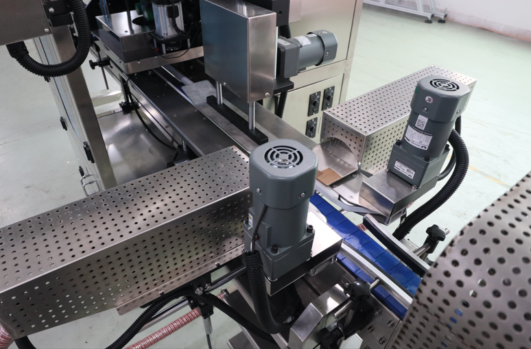 飲料瓶套標機,佼佼者套標機,全自動(dòng)套標機