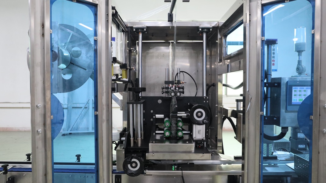 礦泉水瓶口套標機,瓶口套標機,全自動(dòng)套標機生產(chǎn)廠(chǎng)家,佼佼者自動(dòng)化