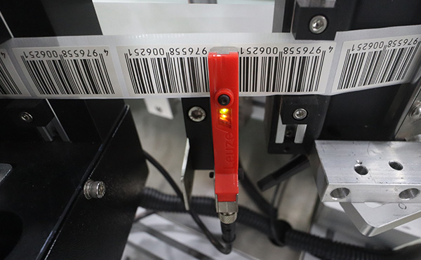 保護膜雙面貼標機,雙面貼標機,貼標機生產(chǎn)廠(chǎng)家,佼佼者自動(dòng)化