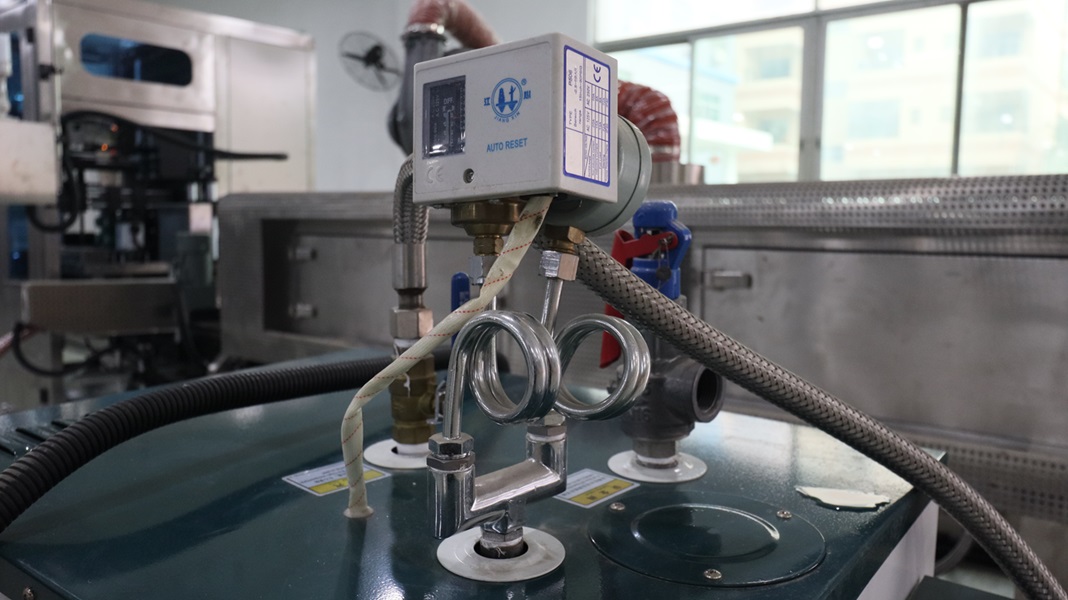 電熱收縮套標機,套標機,套標機廠(chǎng)家,佼佼者自動(dòng)化