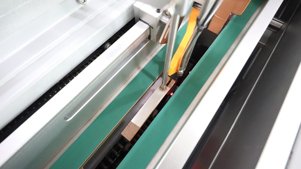 電線(xiàn)對折貼標機,貼標機設備,貼標機廠(chǎng)家,佼佼者自動(dòng)化