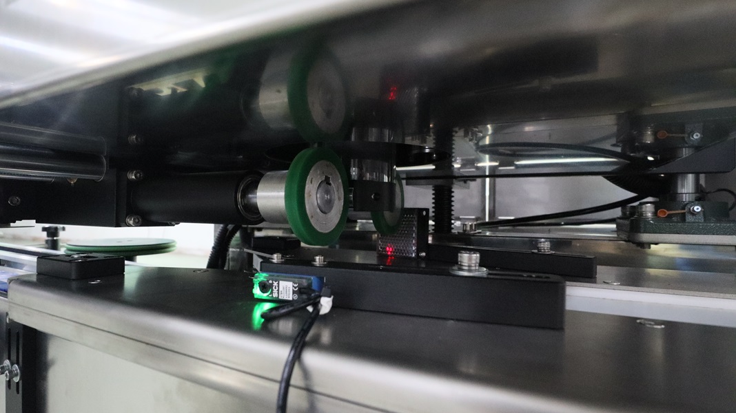 果汁飲料套標機,飲料自動(dòng)套標機,套標機廠(chǎng)家,佼佼者