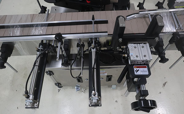 多標頭卷膜貼標機,多標頭貼標機,貼標機廠(chǎng)家