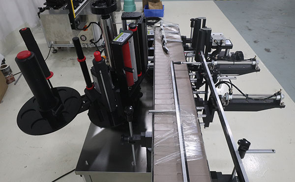 液體袋不干膠貼標機,不干膠貼標機,貼標機廠(chǎng)家,佼佼者