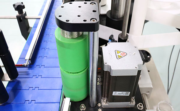 全自動(dòng)高速貼標機,高速貼標機設備,貼標機設備,佼佼者自動(dòng)化