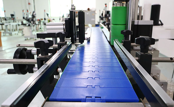 全自動(dòng)圓瓶貼標機,圓瓶貼標設備,佼佼者貼標機生產(chǎn)廠(chǎng)家