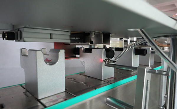 飲料套標機,套標機,全自動(dòng)套標機,佼佼者自動(dòng)化