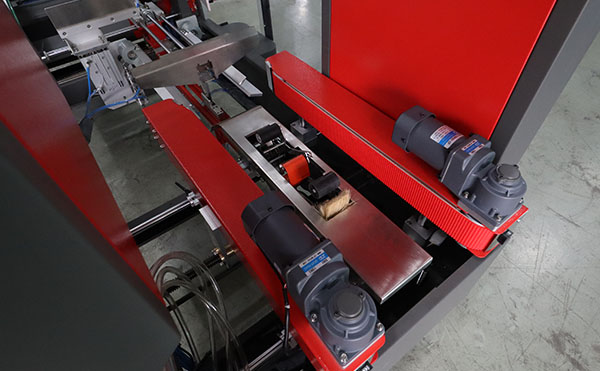 一字型自動(dòng)封箱機,自動(dòng)封箱設備,包裝機生產(chǎn)廠(chǎng)家,佼佼者自動(dòng)化