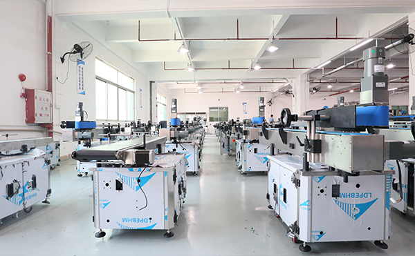 側面貼標機,貼標機廠(chǎng)家,不干膠自動(dòng)貼標機