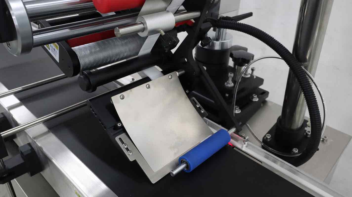 全自動(dòng)桌面式平面貼標機,桌面式平面貼標機,平面貼標機,東莞佼佼者自動(dòng)化